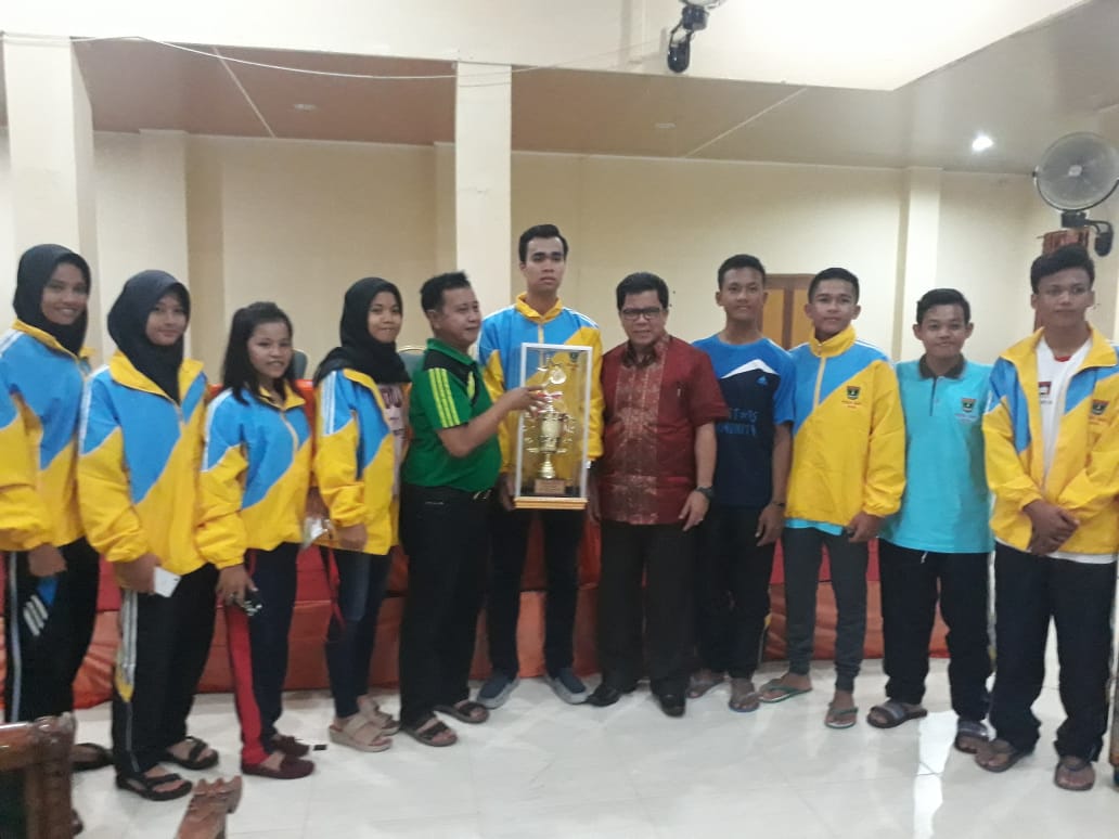 PADANG  RAIH DELAPAN MEDALI DAN SEKALIGUS  JUARA UMUM O2SN SMK   