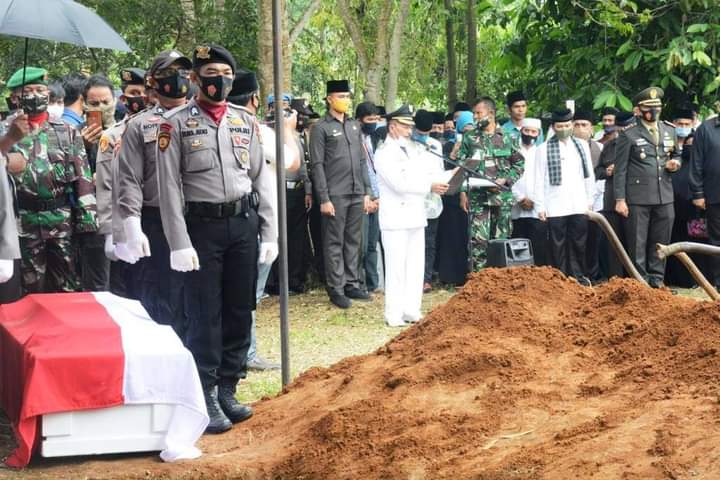 Bupati Irdinansyah Tarmizi Diantar Ribuan Pelayat Ke Peristirahatan Terakhir