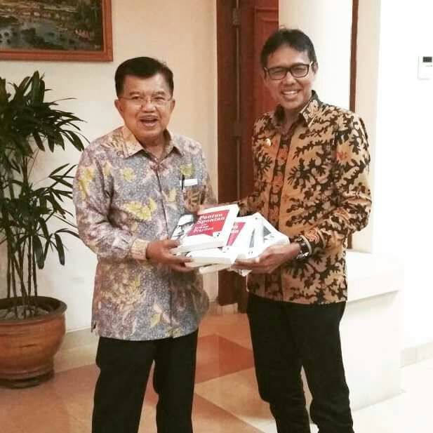 Satu Set Buku Pantun Spontan Buat Wapres