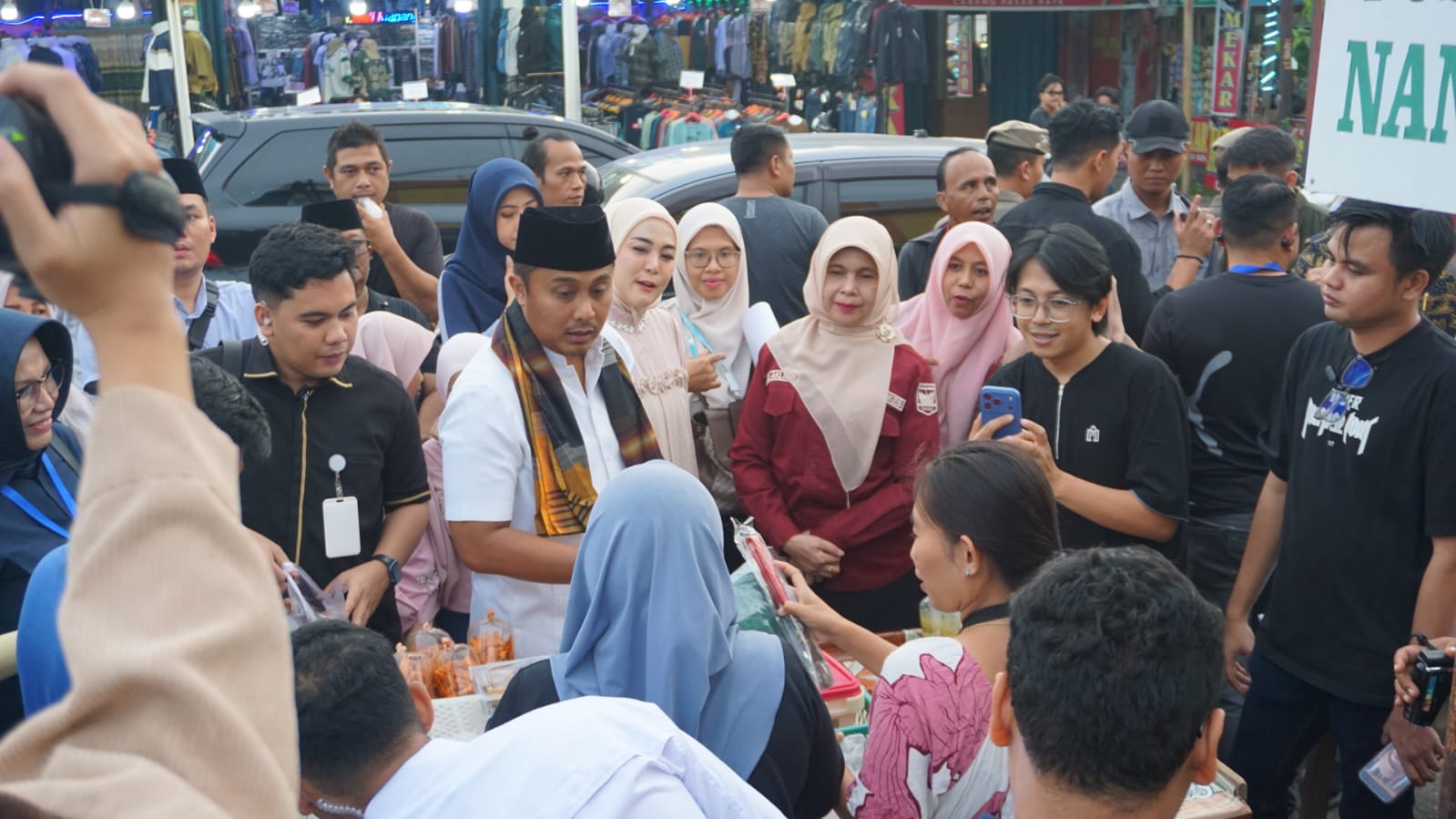 Jamin Keamanan Pangan, Vasko Ruseimy Gandeng BPOM Uji Sampel Makanan di Pasar Nanggalo Siteba