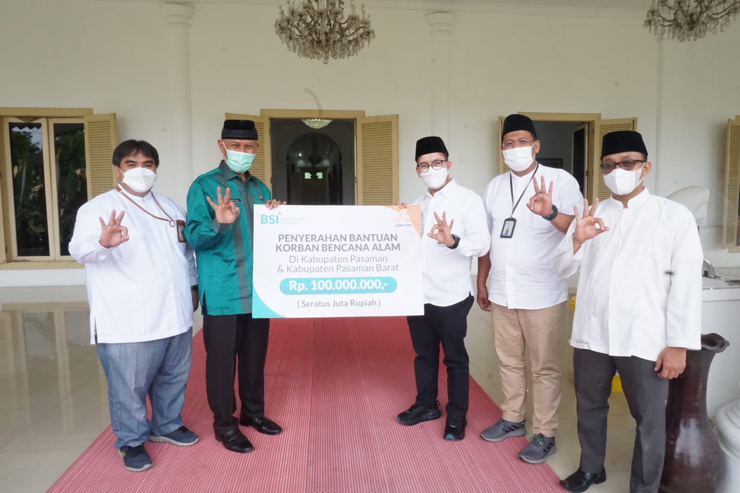 Peduli Korban Gempa Pasaman dan Pasbar, BSI Serahkan Bantuan ke Gubernur