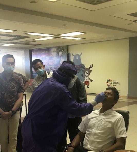 Balik Dari Zona Merah, Gubernur Irwan Prayitno Lakukan Swab Tes