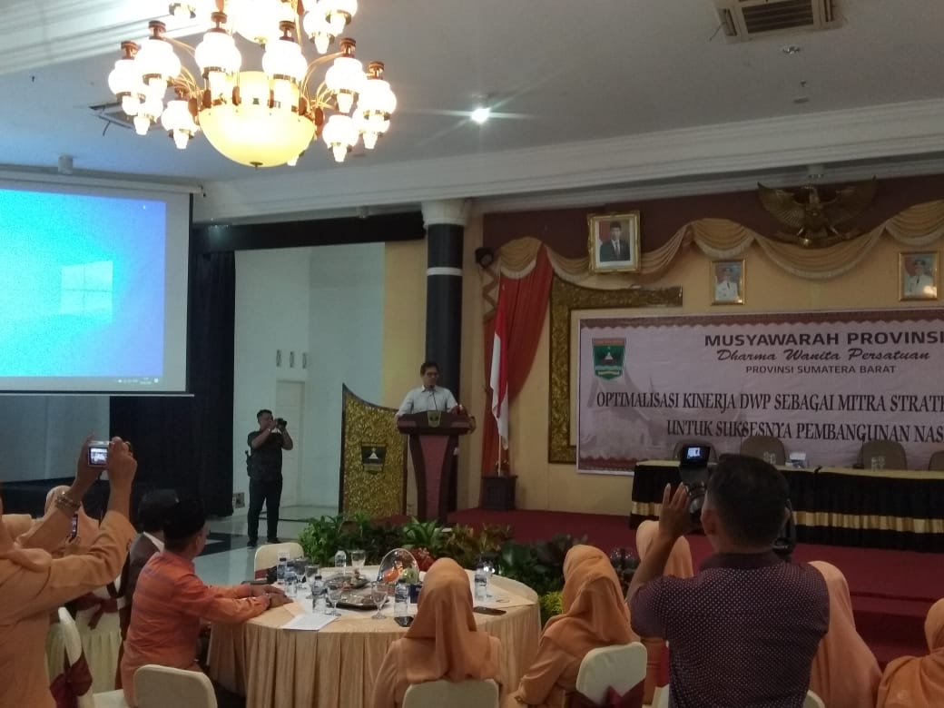 Gubernur Sumbar: Aktualisasikan Peran Perempuan Melalui Organisasi Dharma Wanita