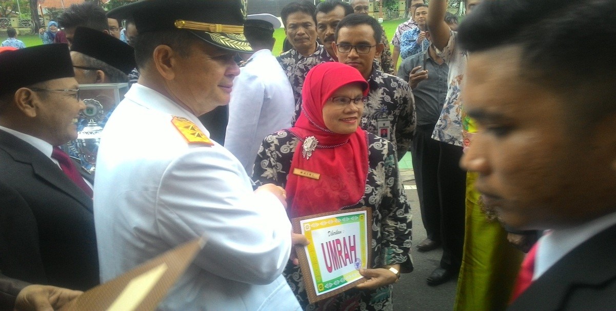 Penyerahan Hadiah Penilaian Dinas Kependudukan Kabupaten/Kota  se Sumatera Barat Terbaik Dalam Pelaksanaan Administrasi Kependudukan dan Pencatatan Sipil Tahun 2017