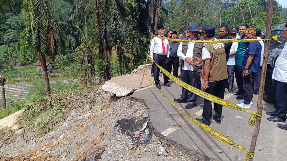 Tinjau Jalan Terdampak Bencana di Talu, Mahyeldi Menilai Pengalihan Jalur yang Lebih Aman