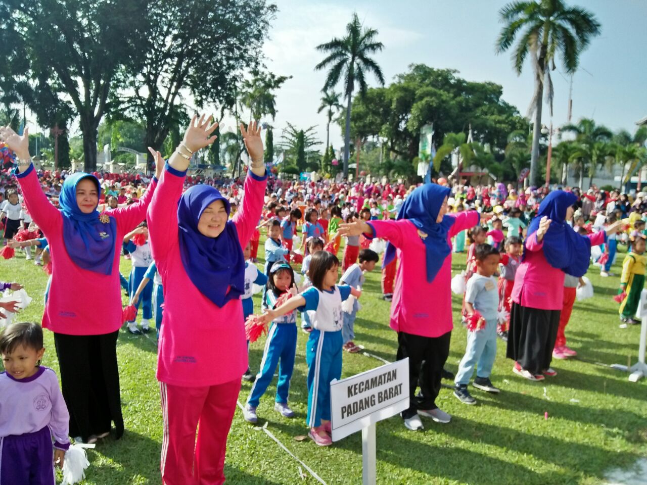 Ny. NEVI IRWAN PRAYITNO RAMAIKAN HARI ANAK INDONESIA 