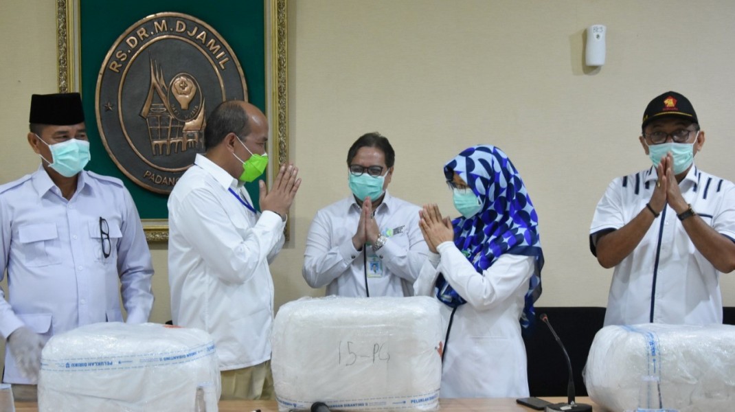 DPRD Sumbar Serahkan Bantuan. RSUP M Djamil Padang Butuh 100 APD Per Hari.