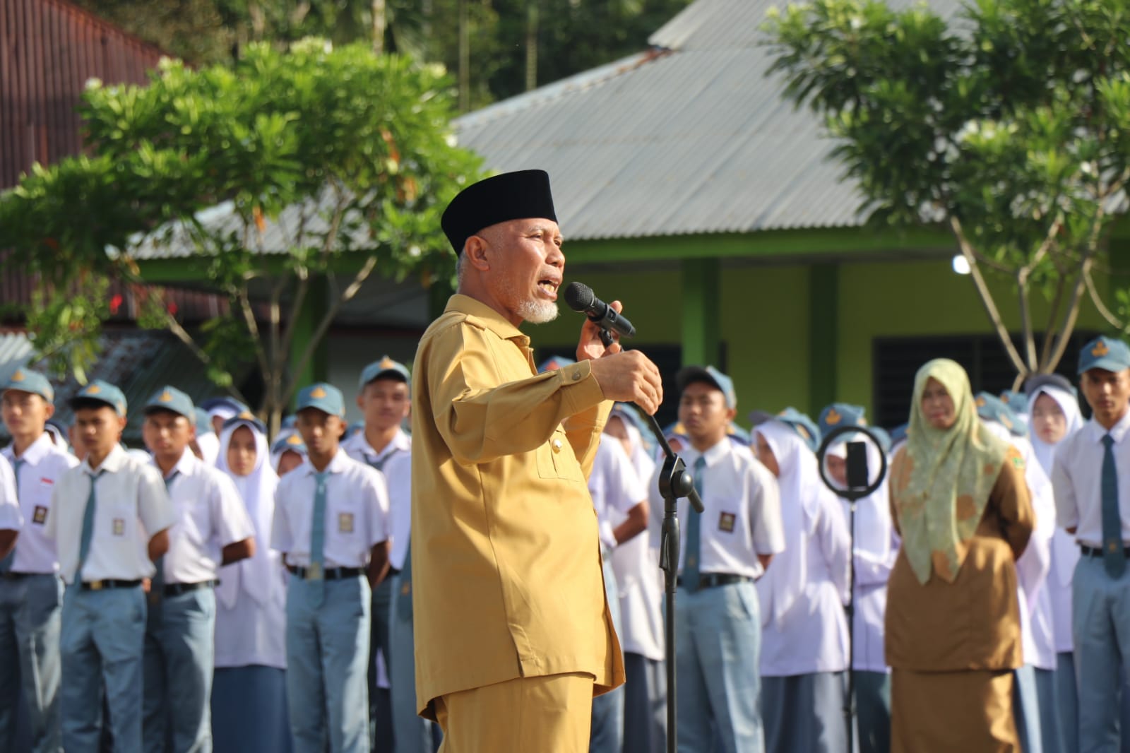 Jadi Inspektur Upacara di SMAN 1 Talamau, Gubernur Mahyeldi: Siswa SMAN 1 Talamau Harus Siap Jadi Pelopor Bangsa