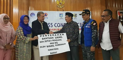 Wagub Nasrul Abit Serahkan Bantuan Pemprov Sumbar Uhtuk Penanggulangan Bencara Gempa Lombok