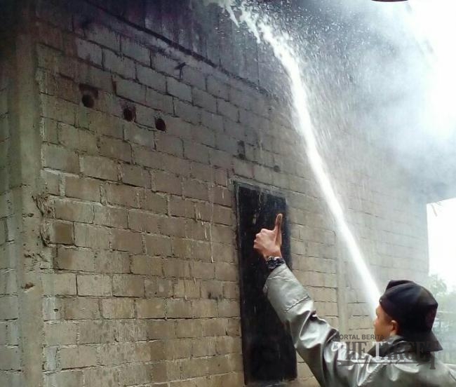 Damkar Sijunjung Selamatkan Sebuah Rumah di Tanjung Bonai Aur