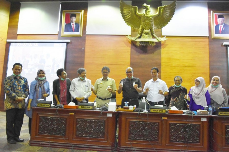 Kerjasama IKA UNAND dan DPRD Sumbar Hasilkan 4000 Hand Sanitizer