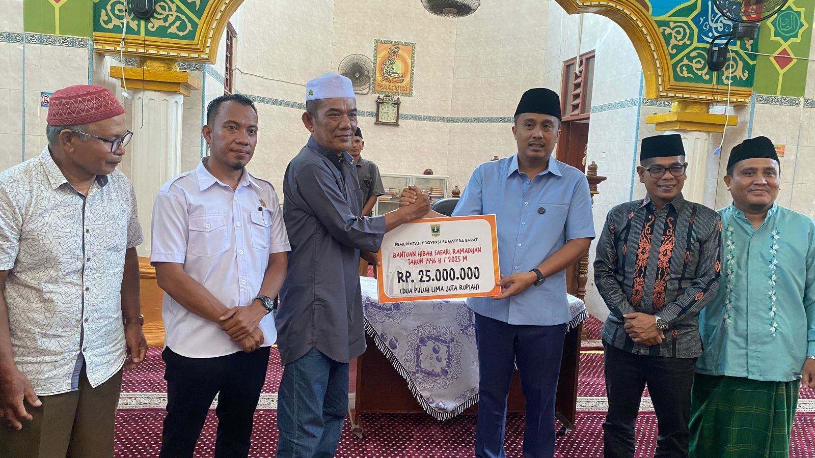 Wagub Sumbar Salurkan Bantuan Rp125 Juta untuk Bedah Rumah dan Renovasi Masjid di Pessel