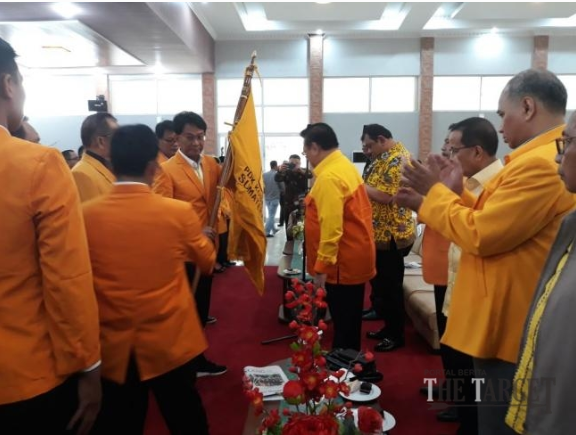  Agung Laksono Lantik PDK Kosgoro Sumbar 