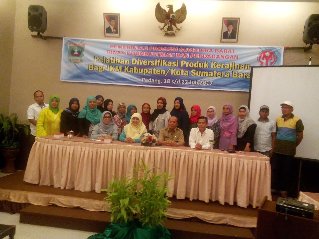 PELATIHAN DIVERSIFIKASI PRODUK KERAJINAN BAGI IKM KAB/KOTA SUMATERA BARAT DI BUKA OLEH KETUA DEKRANAS PROVINSI SUMATERA BARAT