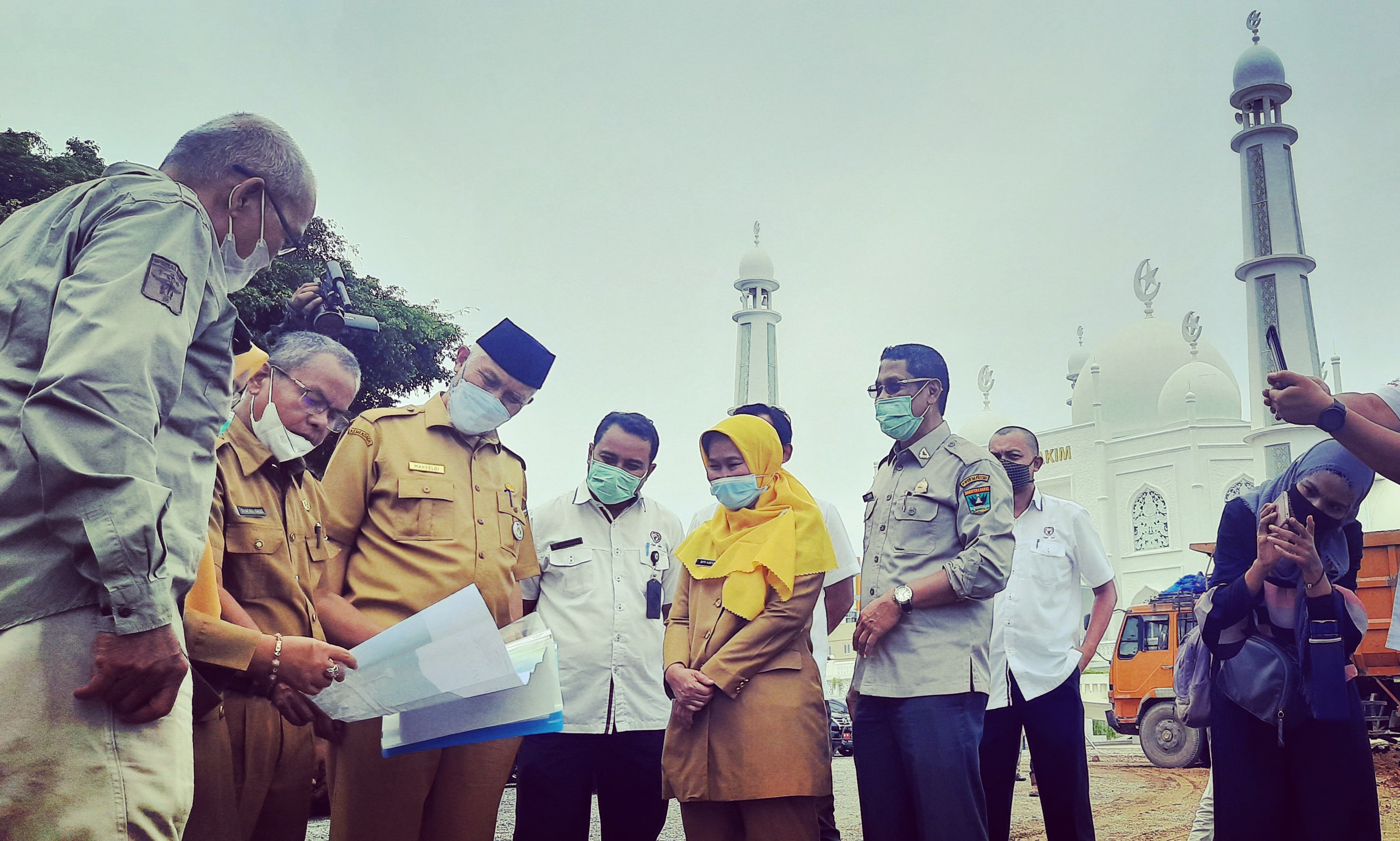 Cegah Abrasi dan Bentuk Pantai Baru, Mahyeldi Tinjau Tanggul Laut Pantai Padang.