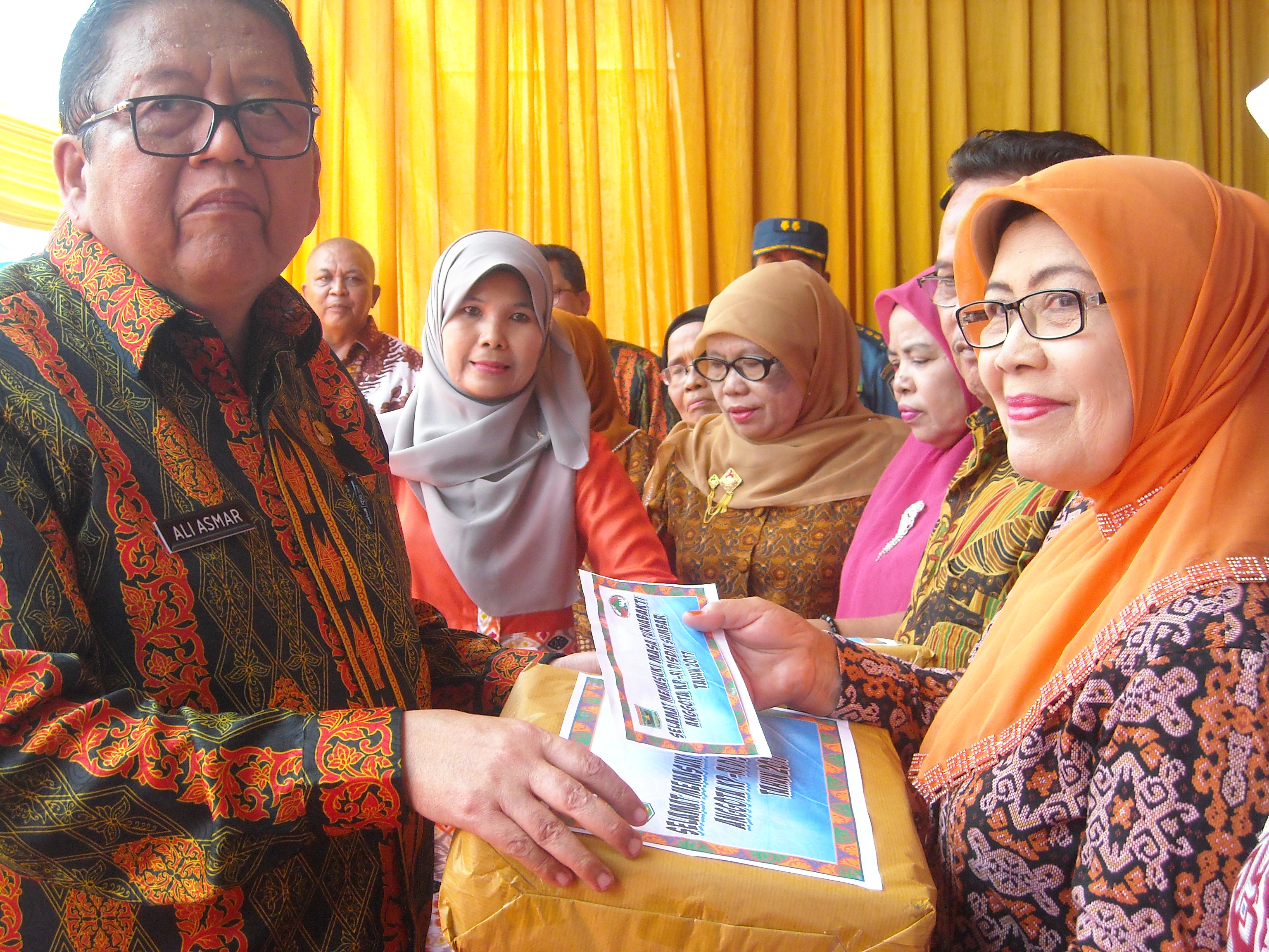        52 ANGGOTA KPRI DISDIK TERIMA BANTUAN SOSIAL