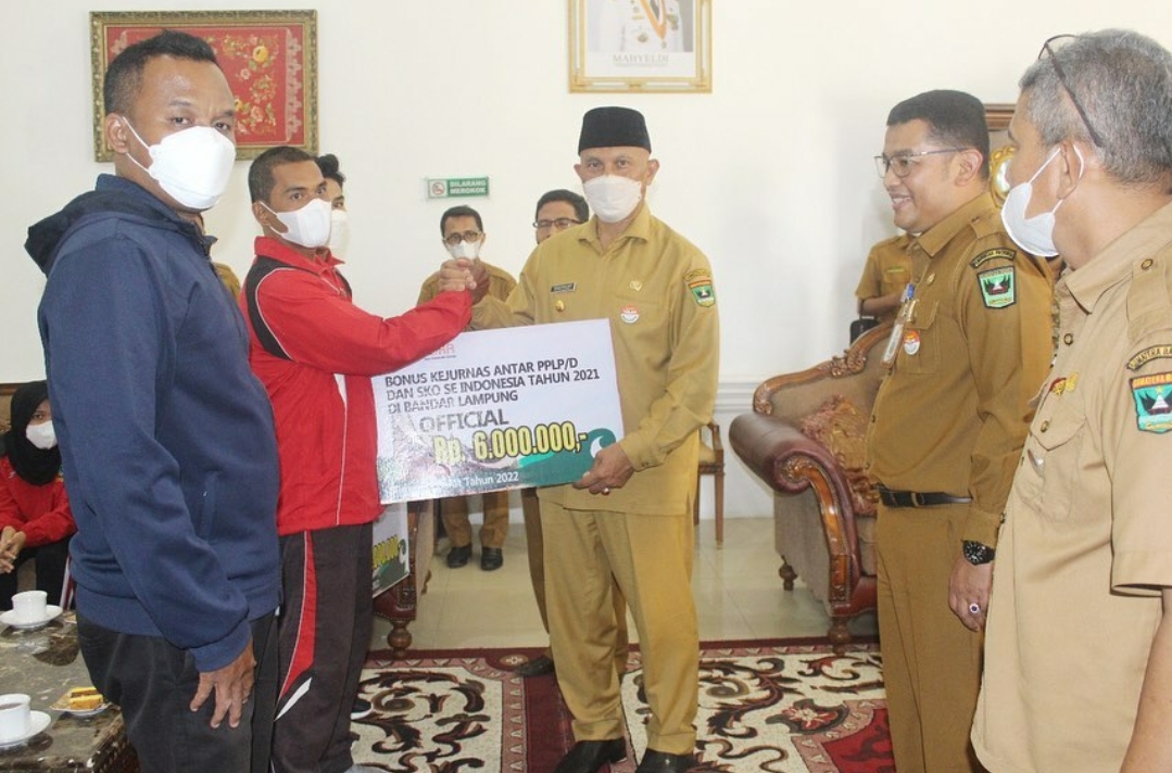 Gubernur Mahyeldi Serahkan Bonus Untuk Atlet PPLP Berprestasi