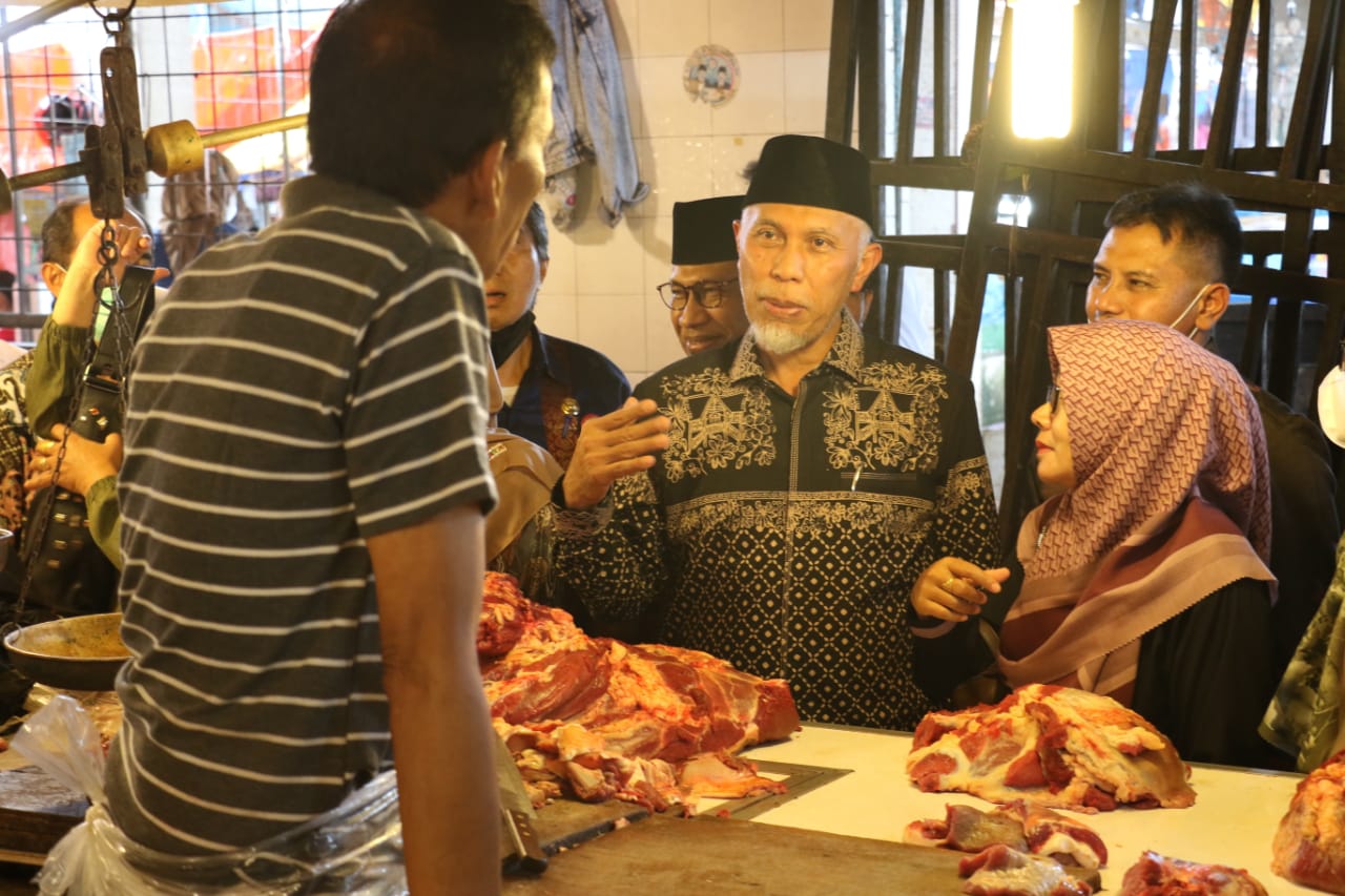 Pastikan Ketersediaan Pangan Jelang Lebaran, Gubernur Mahyeldi Tinjau Pasar Bawah Bukittinggi