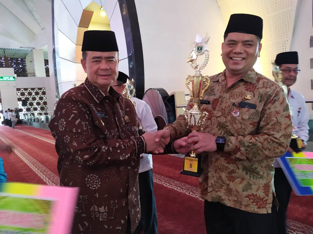 Wagub Sumbar Serahkan Penghargaan Program Didikan Subuh Berprestasi