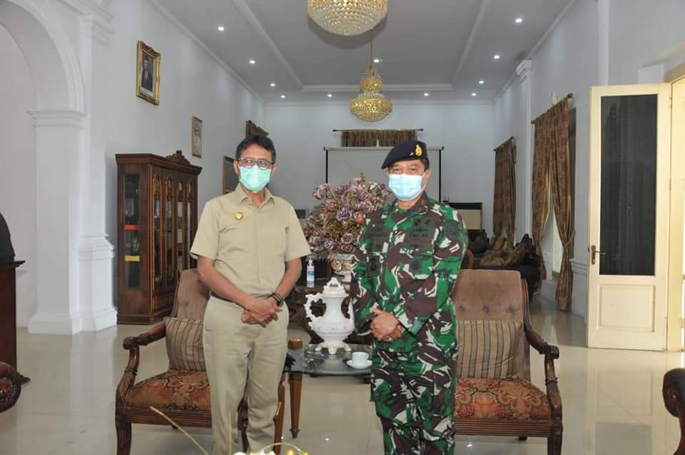 Gubernur Irwan Prayitno Terima Kunjungan Danlatamal II Baru Laksma TNI Hargianto.