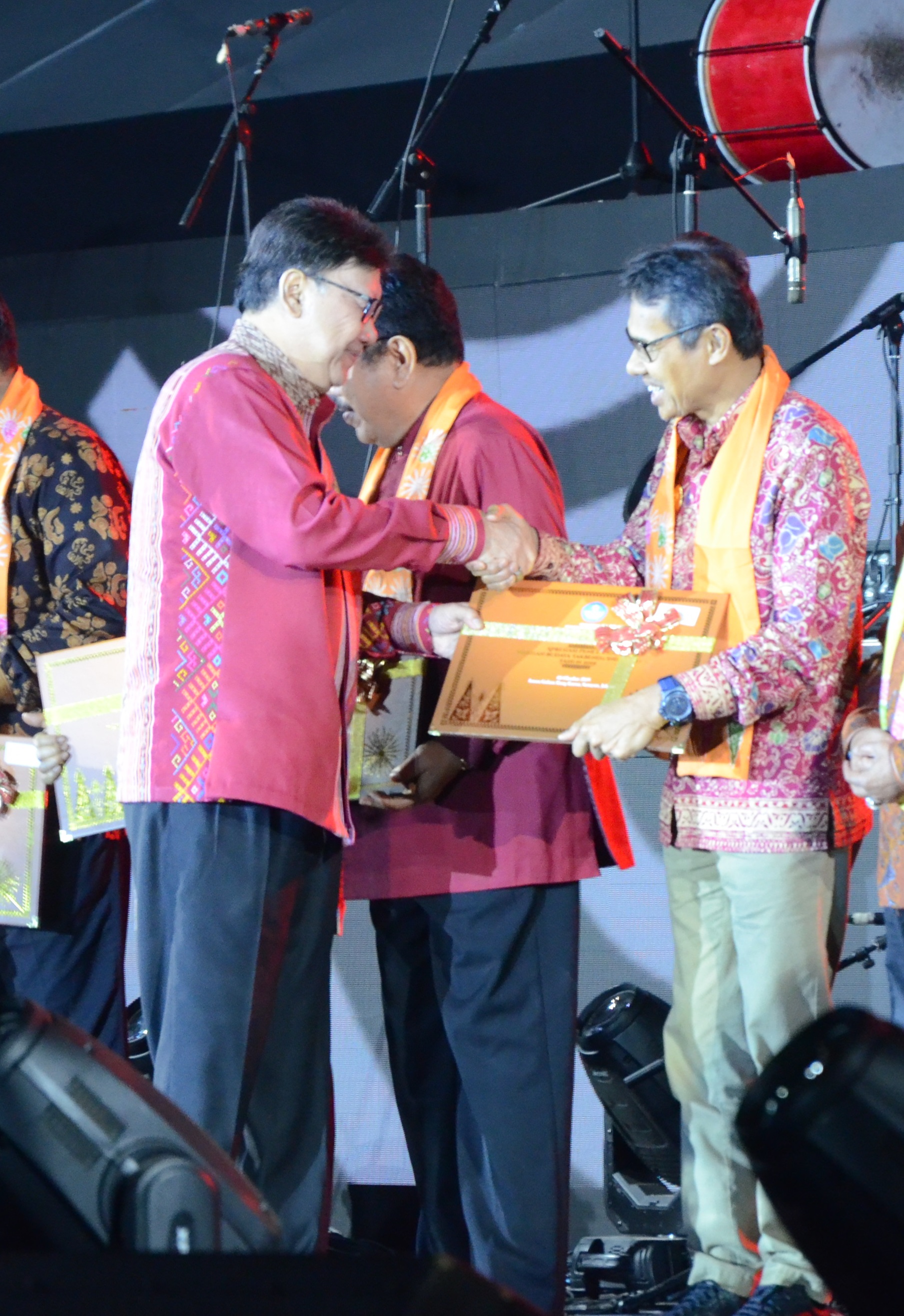 Gubernur Sumatera Barat Irwan Prayitno menerima Lembar Penetapan Warisan Budaya Takbenda Indonesia (WBTbI) tahun 2019