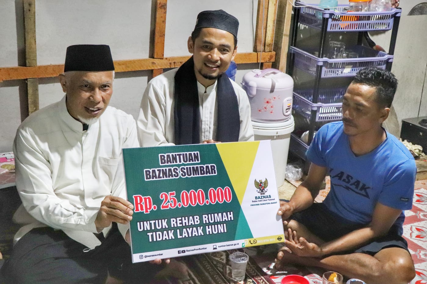 SINGGAH SAHUR DI KEDIAMAN BURUH TANI DI SUNGAYANG, GUBERNUR MAHYELDI BERI BANTUAN 25 JUTA UNTUK RENOVASI RUMAH