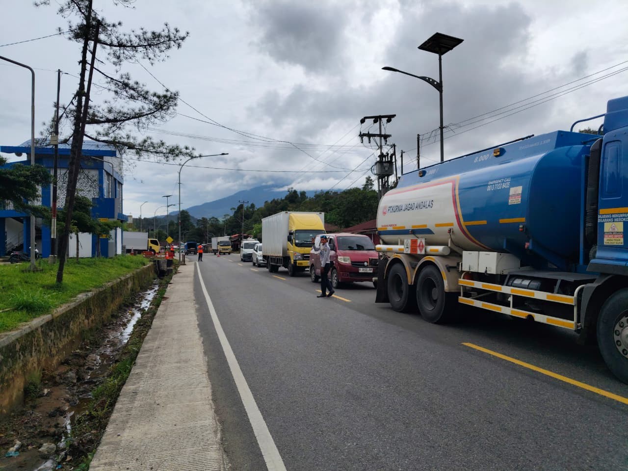 Dua Jalur Utama Putus, Pemprov Sumbar Perketat Arus di Sitinjau Lauik demi Kelancaran Warga