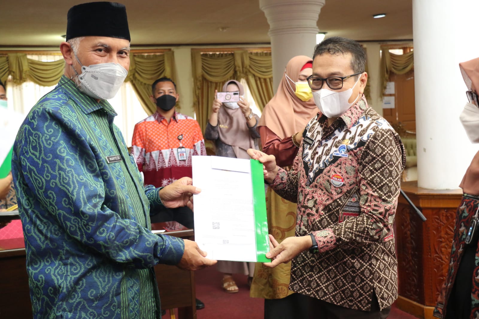 Serahkan SK Kenaikan Pangkat PNS, Gubernur : "Semoga Memberikan Motivasi Baru dalam Pengabdian"