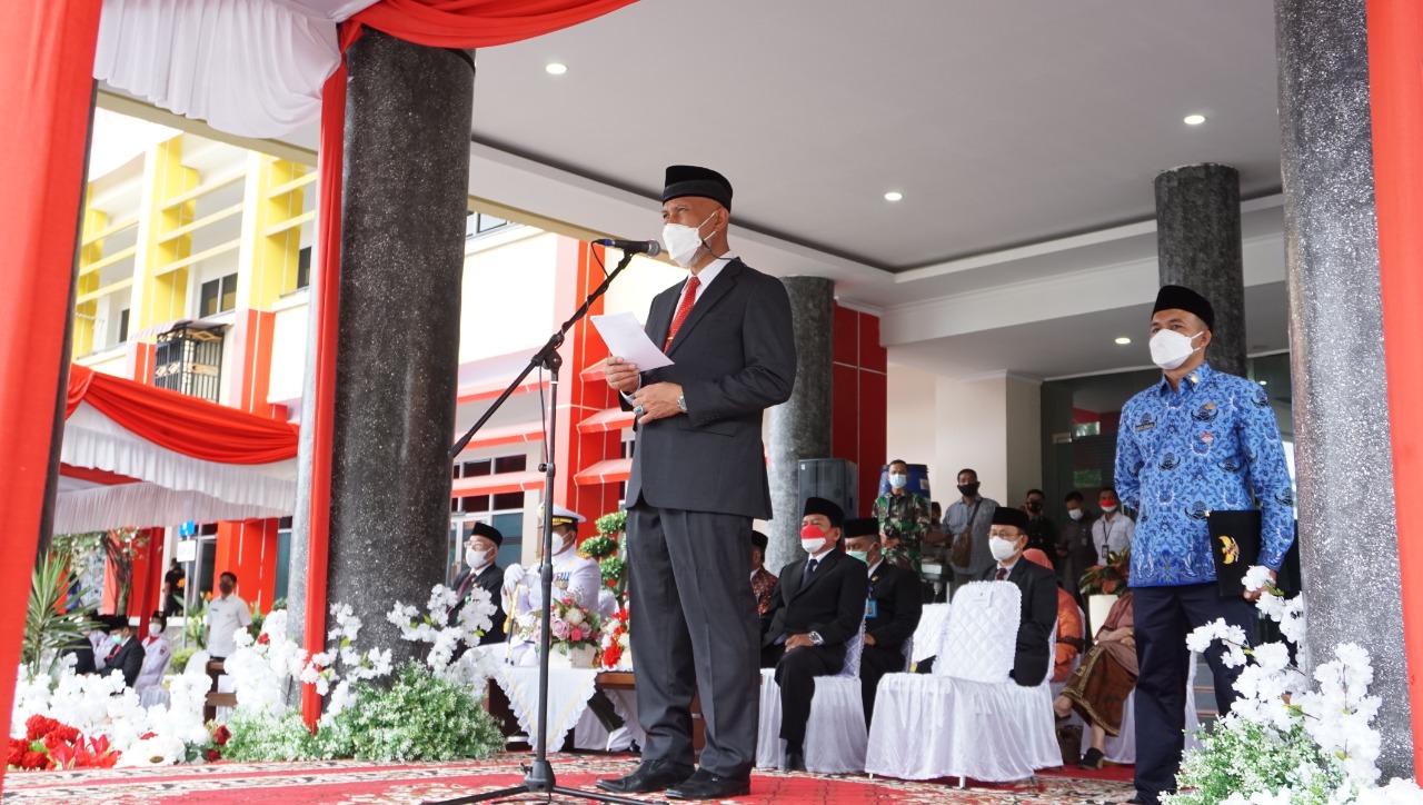 Meski Diguyur Hujan, Upacara Hari Pahlawan 2021 di Gubernuran Sumbar Berlangsung Khidmat