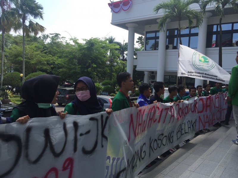 Mahasiswa Gelar Unjuk Rasa Tagih Janji Pemerintahan Jokowi-JK di DPRD Sumbar