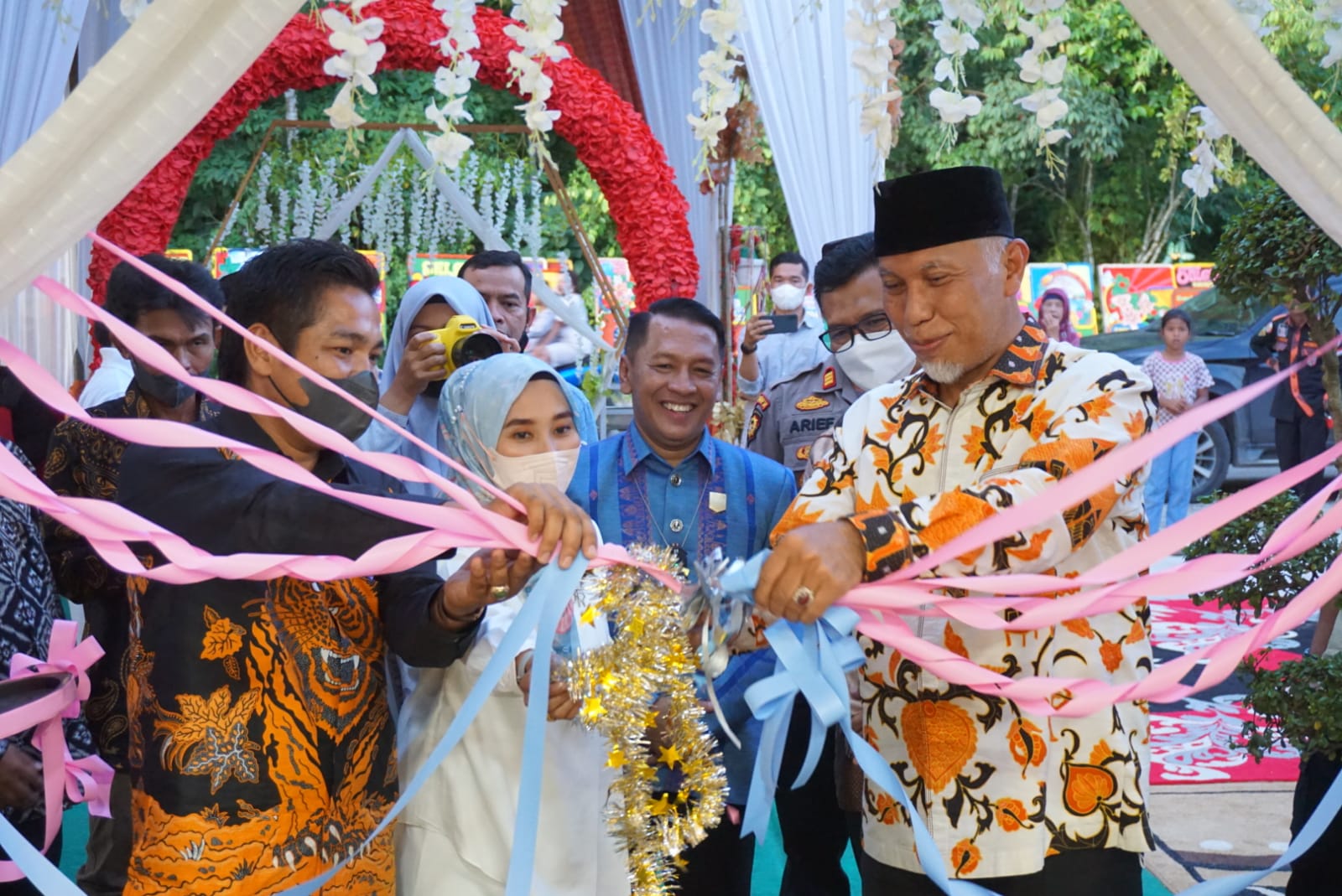Dukung UMKM Pariwisata, Buya Mahyeldi Gunting Pita Peresmian Objek Wisata Baru di Sijunjung