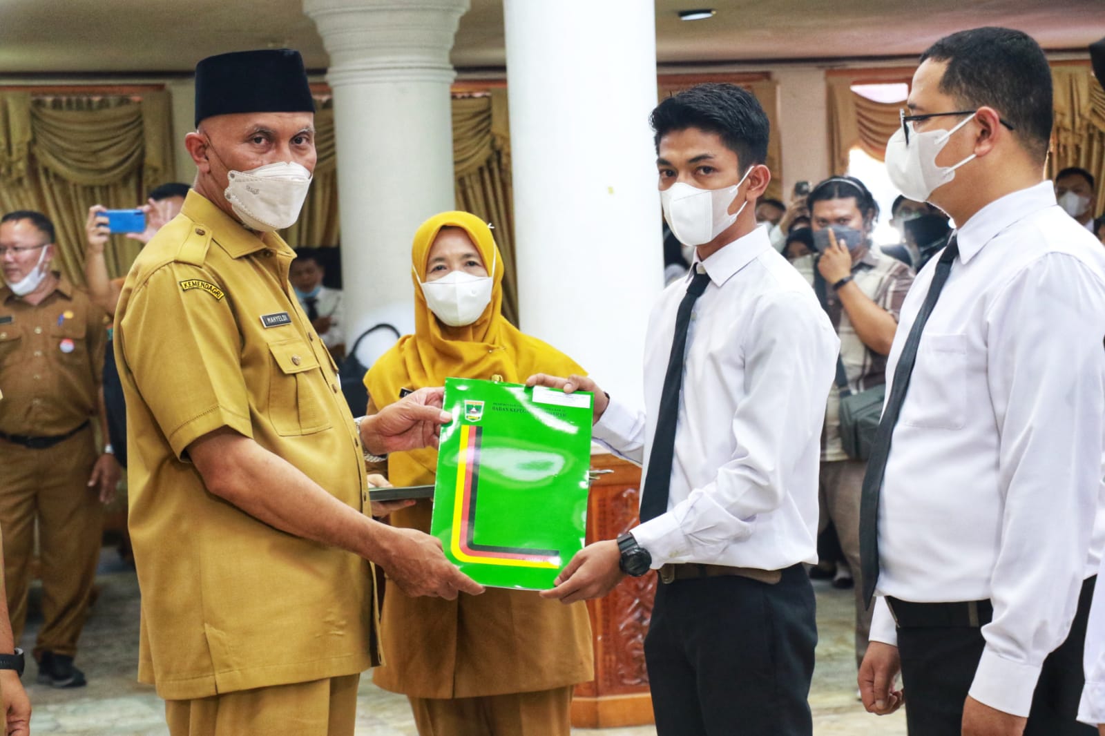 Serahkan SK CPNS dan PPPK Guru Formasi 2021. Gubernur Sumbar Gaungkan Semangat ASN BerAKHLAK
