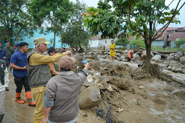 Tinjau Banjir Bandang Solok, Gubernur Mahyeldi Fokuskan Penanganan pada Keselamatan Warga dan Percepatan Pemulihan