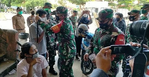 Sosialisasikan Gerakan Ayo Pakai Masker, Danrem 032 Wirabraja Bagikan Masker di Payakumbuh