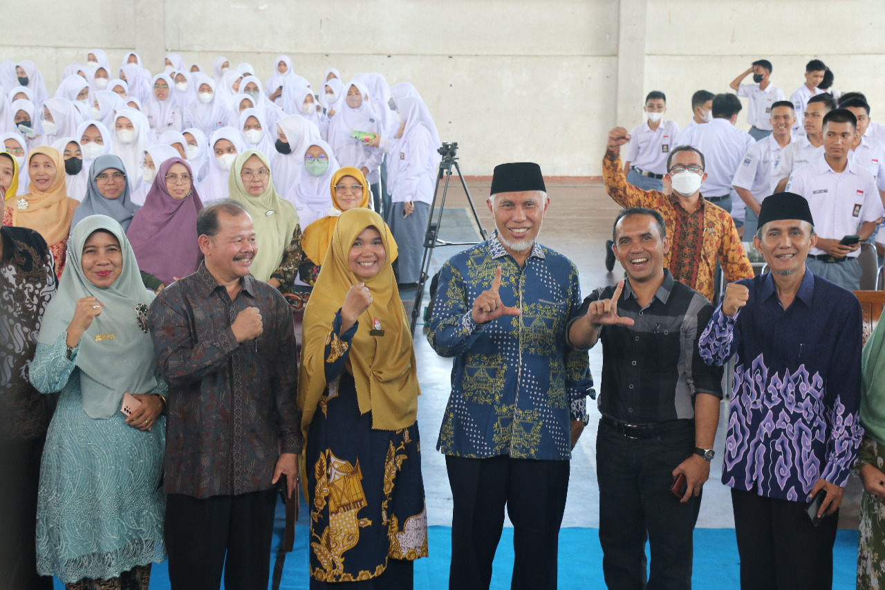 Geliatkan Literasi Guru dan Siswa, Gubernur Sumbar Buka Padek-Paragon Go to School 2022