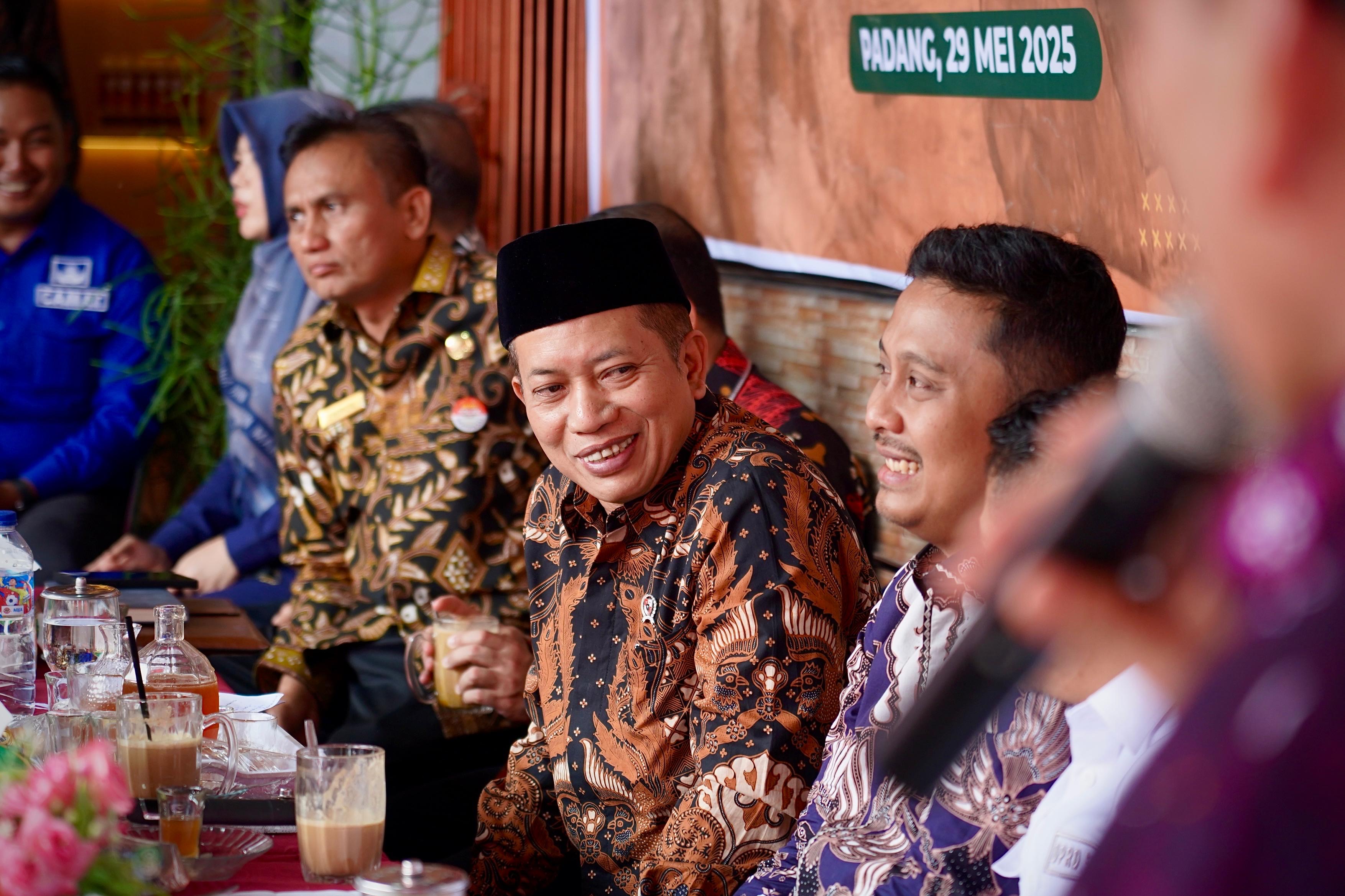 Wamenkop dan Wagub Sumbar Tinjau Musyawarah Pembentukan Koperasi Desa