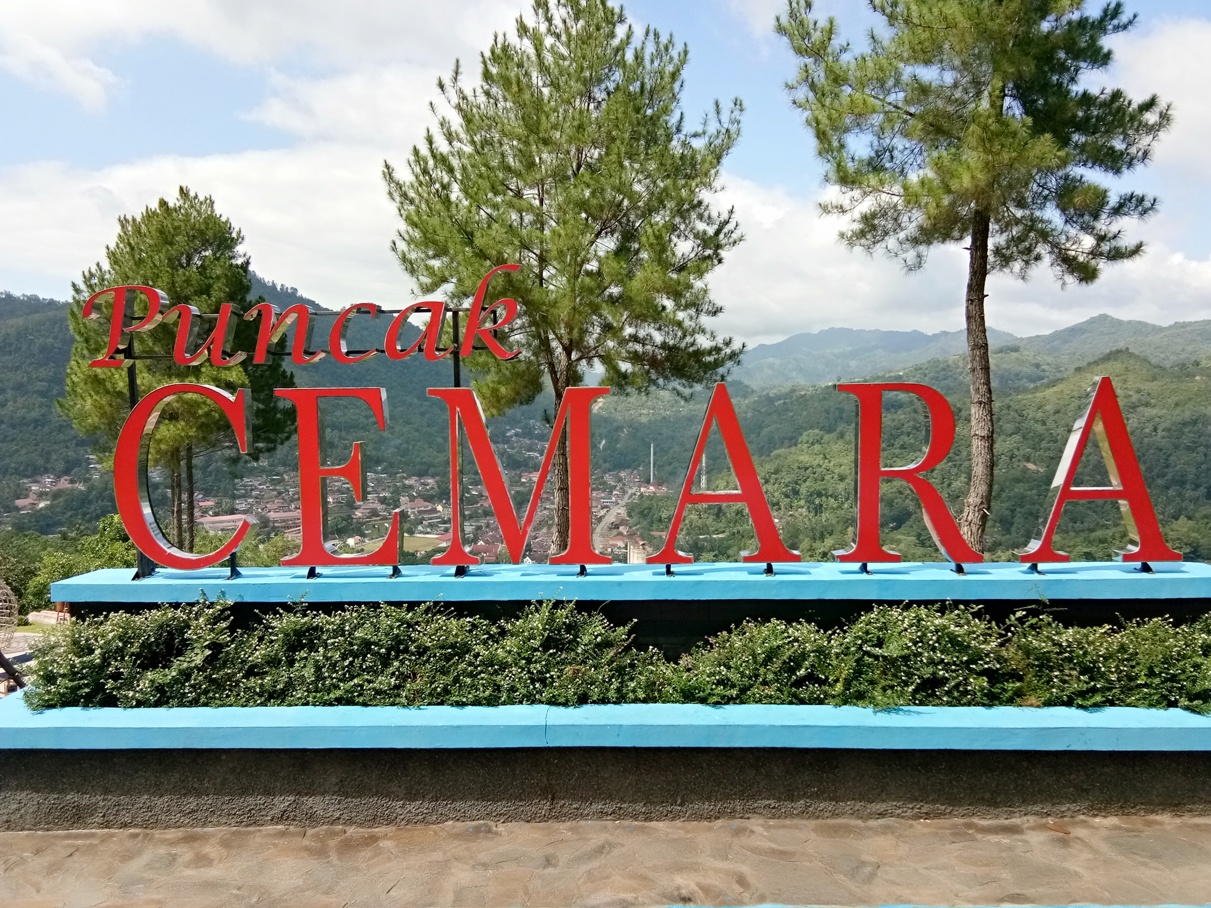 Kawasan Wisata Puncak Cemara Sawahlunto Diserbu Pengunjung