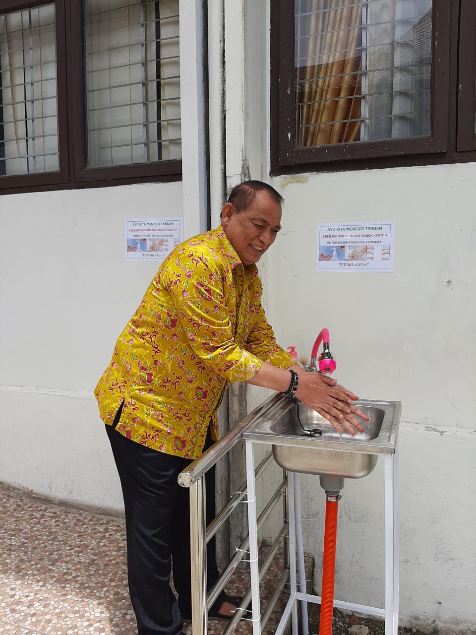 KADIS PMD SUMBAR BERI CONTOH MEMUTUS PENULARAN VIRUS CORONA