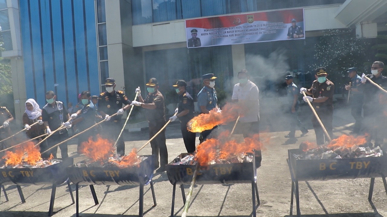 Kantor Bea Cukai Teluk Bayur Musnahkan Jutaan Batang Rokok Ilegal