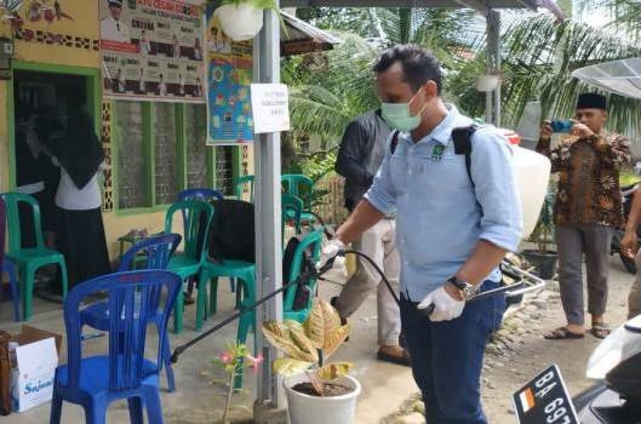 Anggota DPRD Sumbar Lakukan Penyemprotan Disinfektan