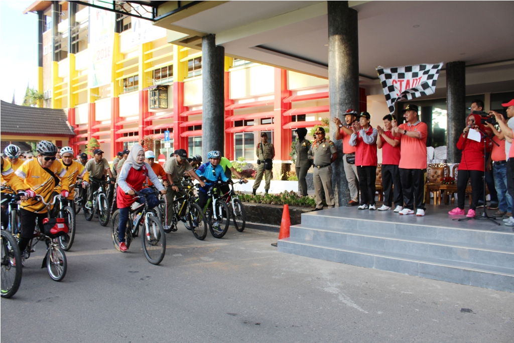 WAGUB SUMBAR LEPAS RIBUAN PESERTA SEPEDA SANTAI DALAM RANGKA HPN 2018