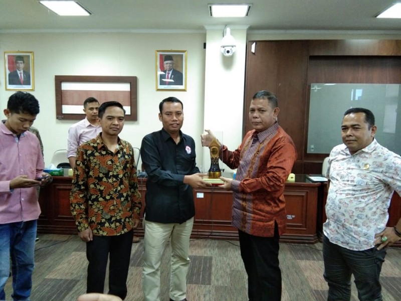 KI dan KPID Sumbar Berikan Penghargaan Terhadap Afrizal