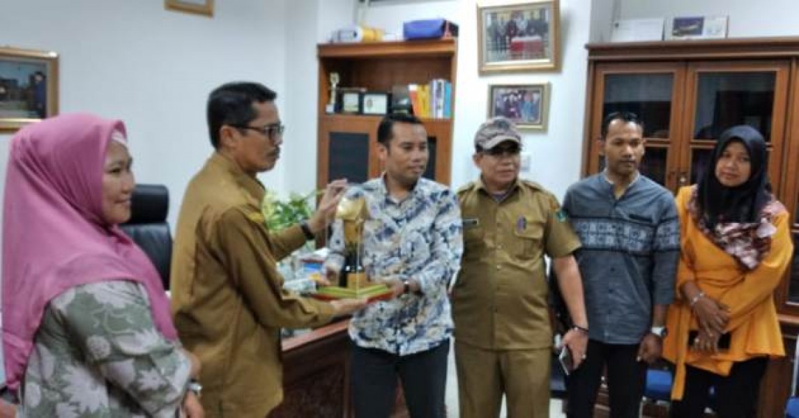 Dinilai Tokoh Peduli Penyiaran, Raflis Terima Anugerah KPID 2019