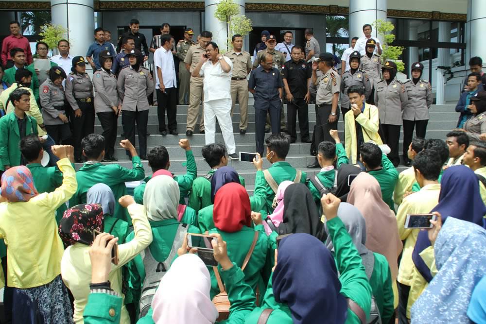 ALIANSI BEM SE-SUMBAR TUNTUT DPRD TAK DIAMKAN KASUS DUGAAN KORUPSI