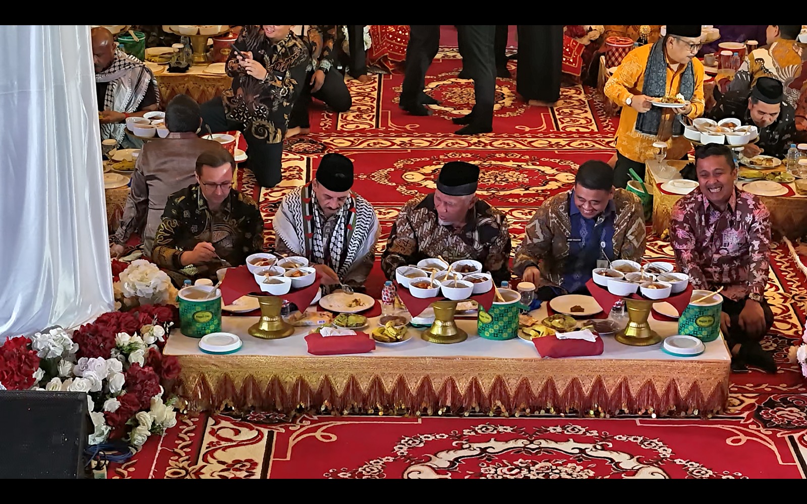 Dibalut Tradisi Makan Bajamba, Malam Resepsi HUT ke-81 Sumbar Perkuat Kebersamaan dan Kolaborasi