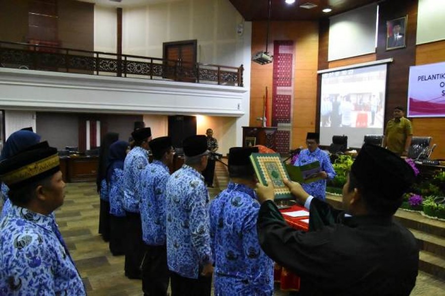 Sekwan Lantik 12 Pejabat Struktural Sekretariat DPRD Sumbar