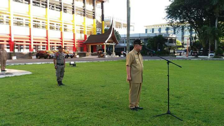 Wagub Sumbar Drs. H. Nasrul Abit Pimpin Apel Pagi di Halaman Kantor Gubernur Sumatera Barat