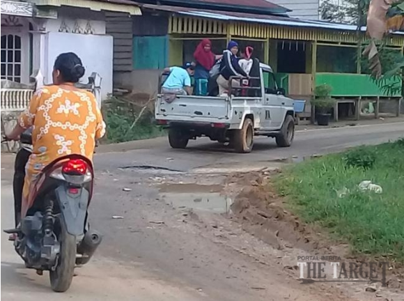 Sejumlah Ruas Jalan di Lubuk Tarok Sijunjung Rusak