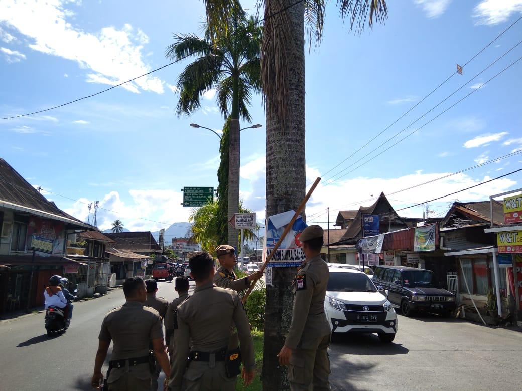 Satpol PP Kota Padang Tertibkan Alat Peraga Kampanye