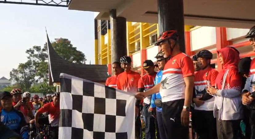 Meriahkan Hari Bela Negara ke-75 Tahun 2023, Gubernur Sumbar Melepas Ribuan Peserta Sepeda Sehat